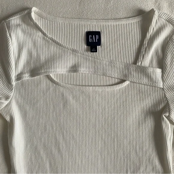 GAP Ribbed Crossover Cutout Top - Picture 2 of 7